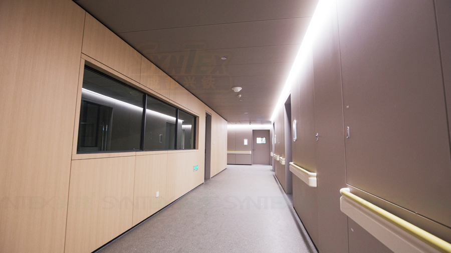 过道木纹钢制墙板.jpg undefined