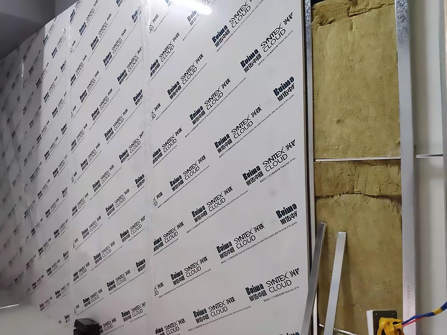 机房墙板安装现场图.jpg undefined