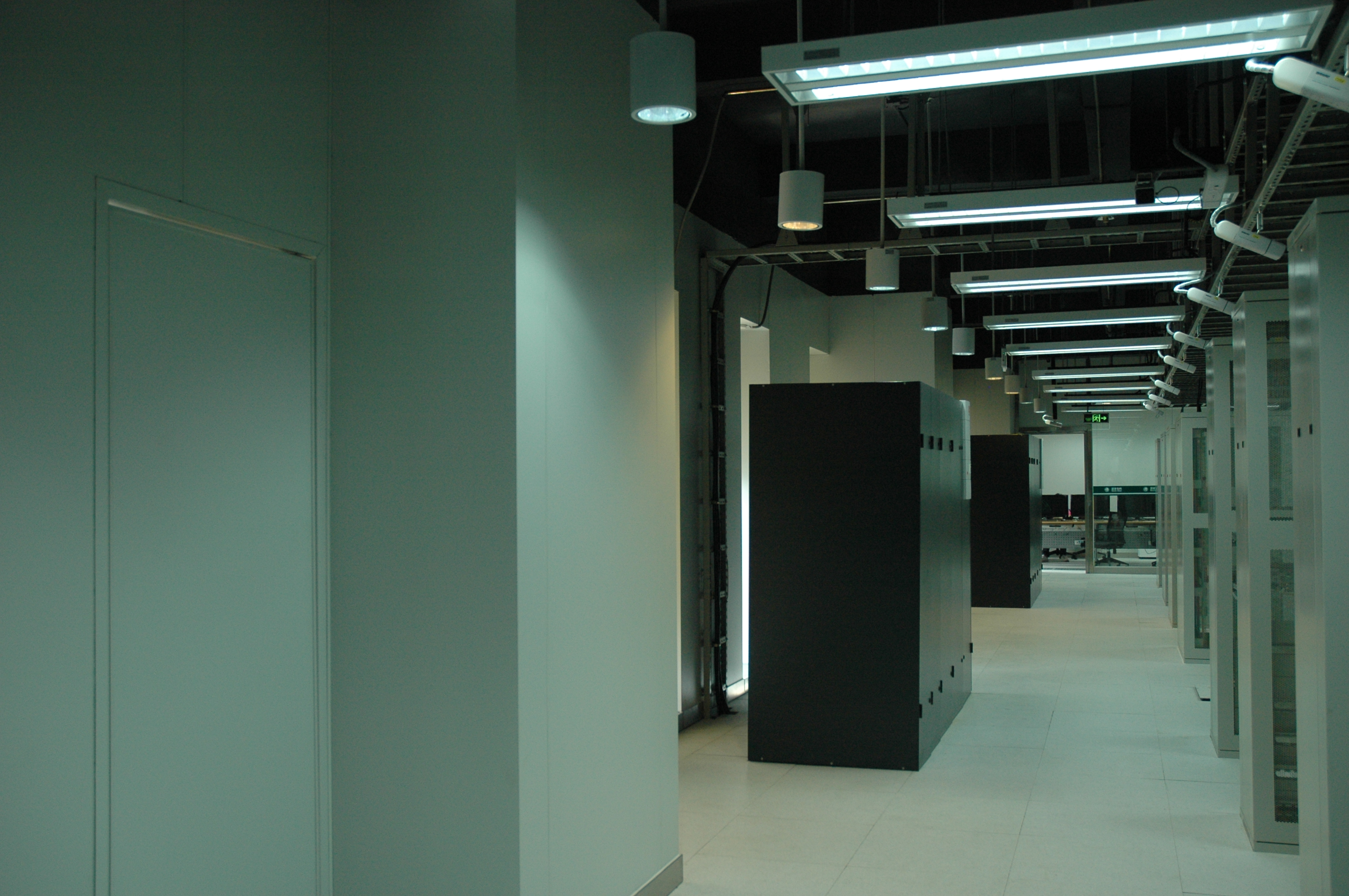 数据中心机房大多喜欢选用金属制机房专用彩钢板